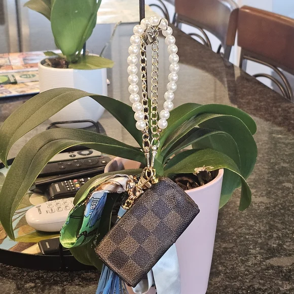 Louis Vuitton Damier Ebene 4 Key Case Holder W/Twilly, Charms, & Wristlet Added - Picture 14 of 17